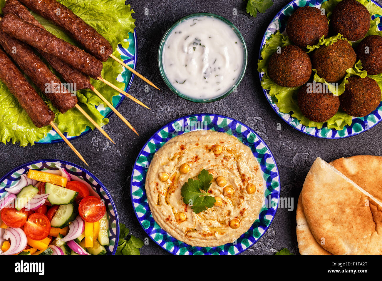 Klassische Döner, Falafel und Hummus auf die Teller. Ansicht von oben. Stockfoto