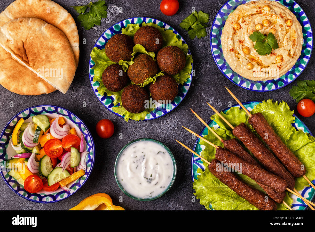 Klassische Döner, Falafel und Hummus auf die Teller. Ansicht von oben. Stockfoto