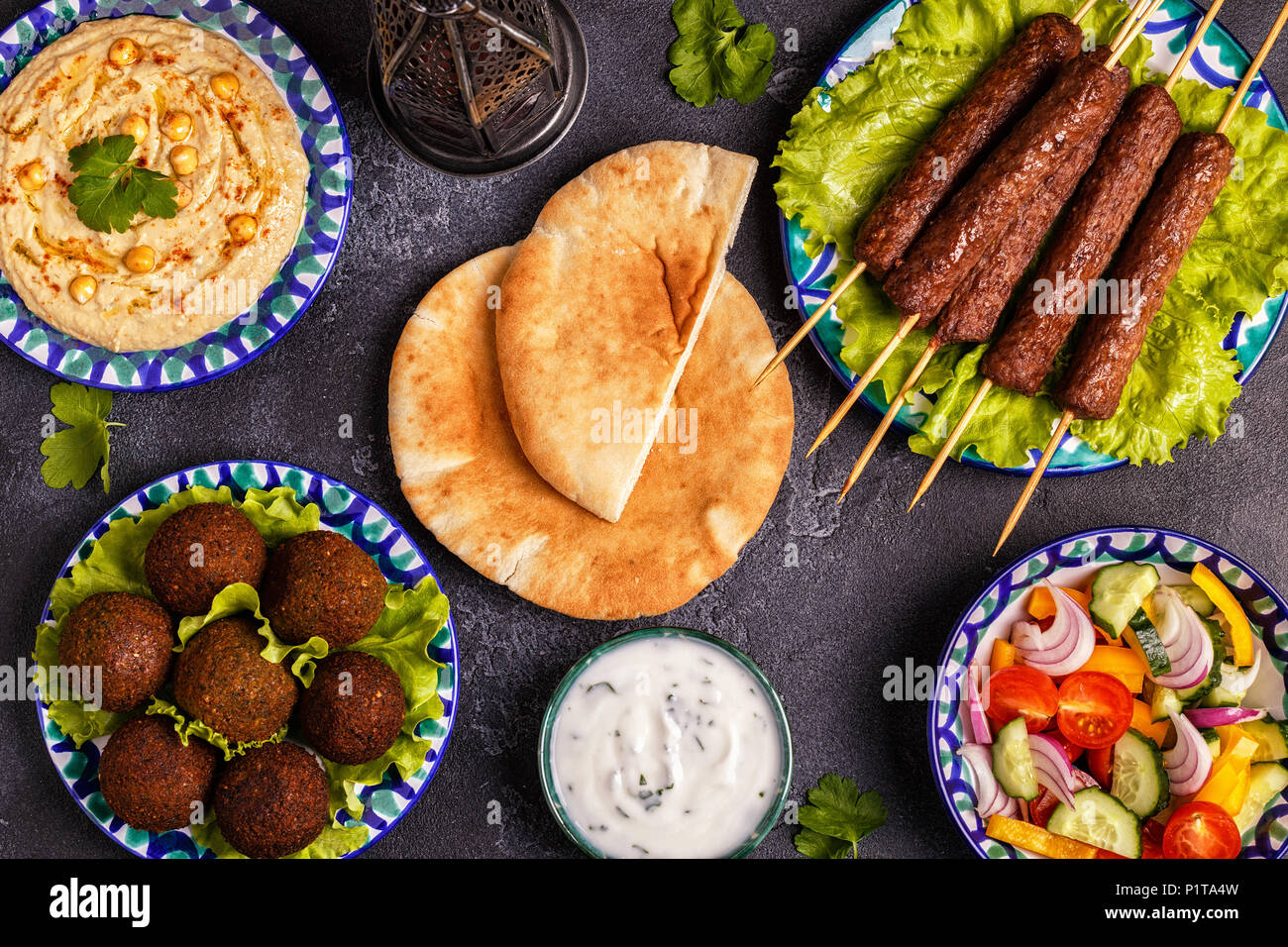 Klassische Döner, Falafel und Hummus auf die Teller. Ansicht von oben. Stockfoto