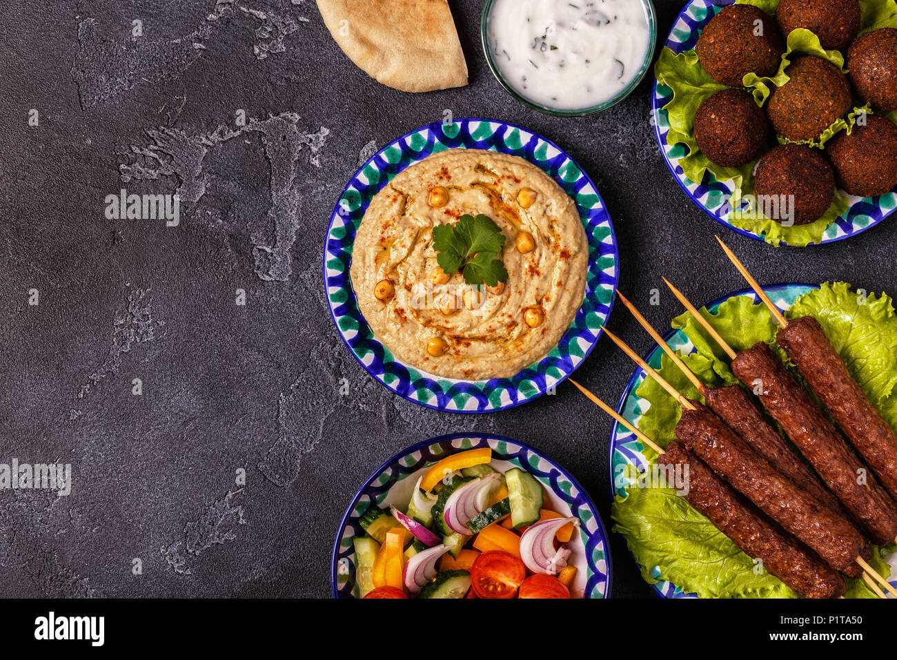 Klassische Döner, Falafel und Hummus auf die Teller. Ansicht von oben, kopieren. Stockfoto
