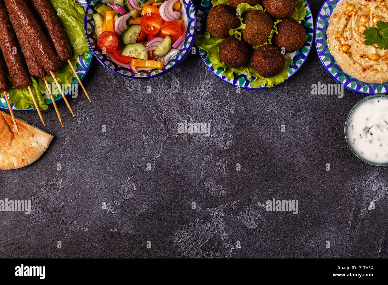 Klassische Döner, Falafel und Hummus auf die Teller. Ansicht von oben, kopieren. Stockfoto