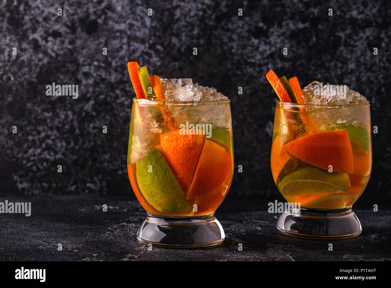 Erfrischende Sommer cocktail/detox Obst infundiert Wasser, selektiven Fokus. Stockfoto