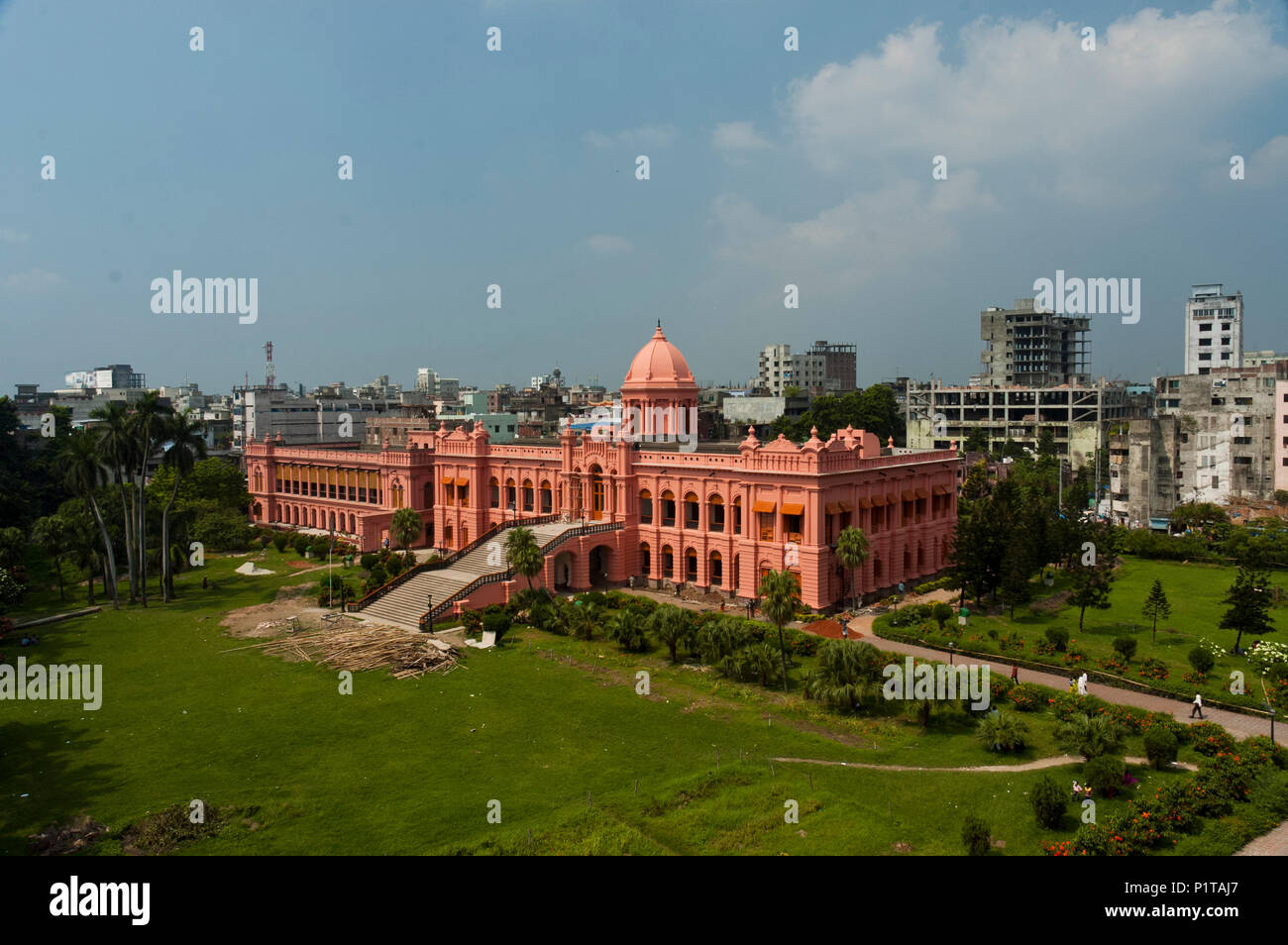 Die historische Ahsan Manjil wird auf der Bank der Buriganga Fluss in Old Dhaka, Bangladesh gelegen Stockfoto