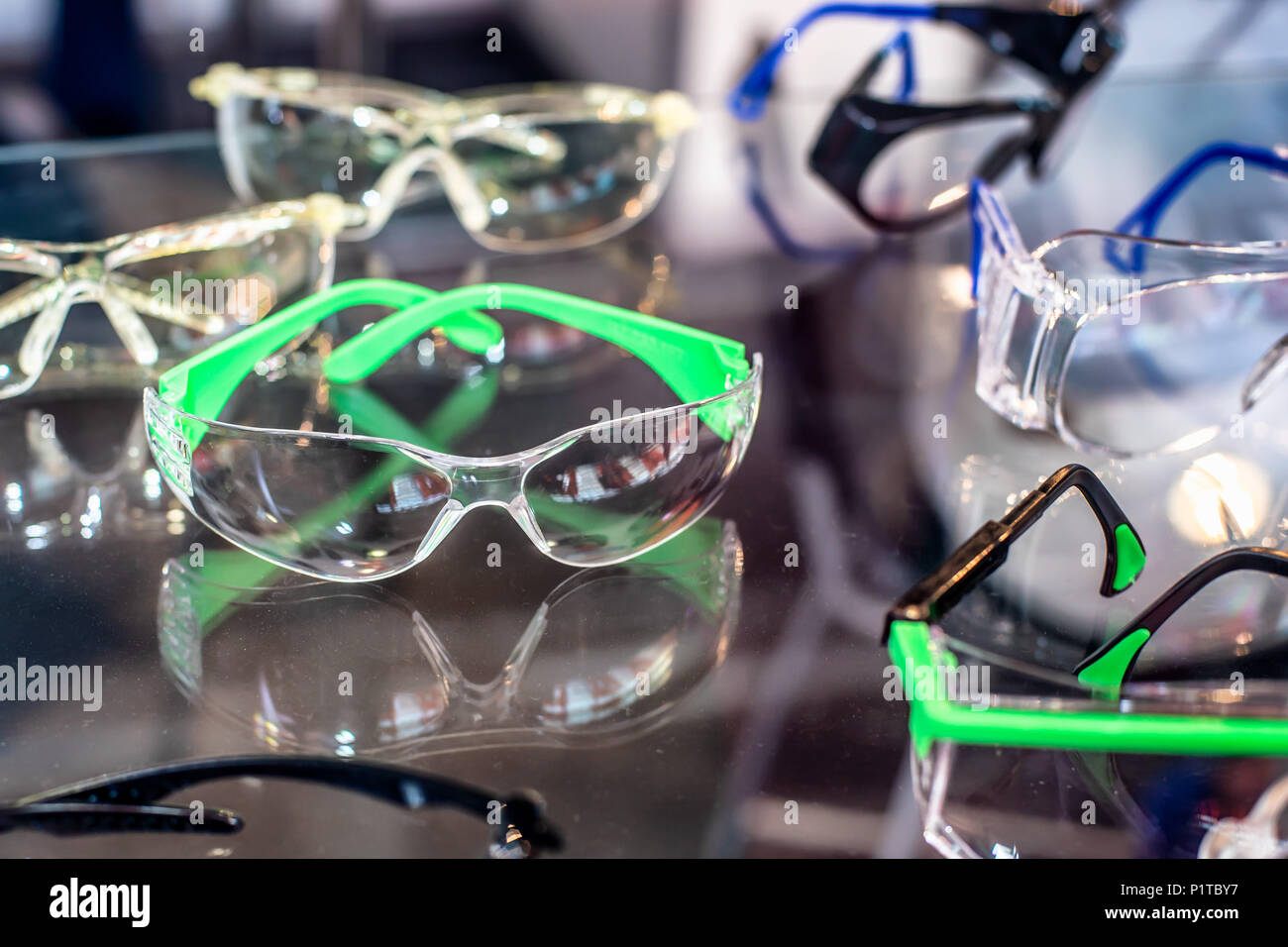 Satz von Schutzbrillen für Arbeitnehmer. Schutzbrille für schützen und sichere Augen. Stockfoto