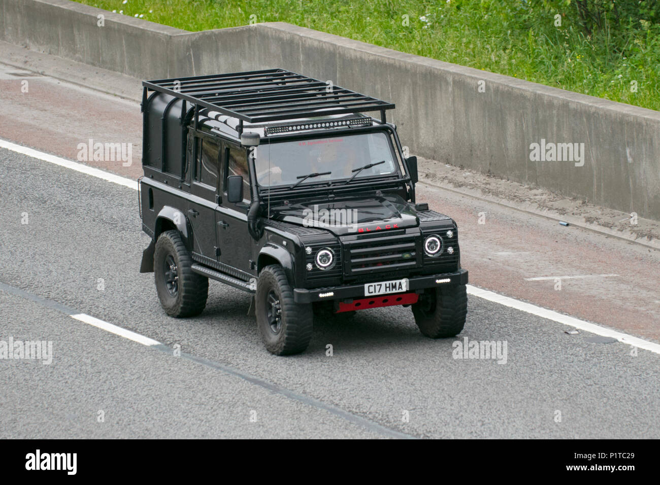 Custom Land Rover Defender 110 TD5 Schwarz auf dem M6 in Lancaster, Großbritannien Stockfoto