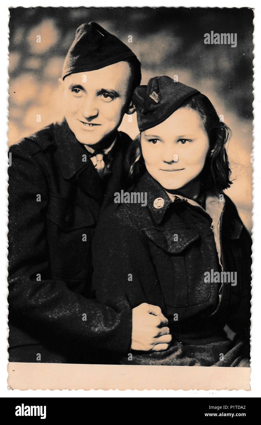 Die tschechoslowakische SOZIALISTISCHE REPUBLIK - ca. 1940er Jahre: Retro Foto zeigt Soldaten (ein Liebespaar). Vintage Schwarz/Weiß-Fotografie. Stockfoto