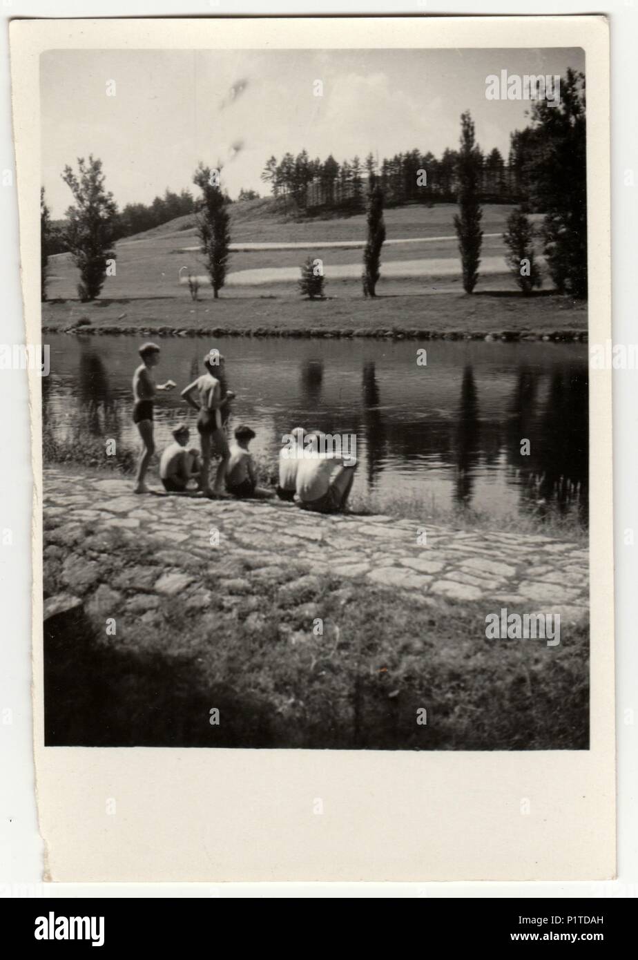 Die Tschechoslowakische Sozialistische Republik Ca 1950er Jahre Retro Foto Zeigt Eine Gruppe Von Jungen Sitzen Am Ufer Des Flusses Sommer Urlaub Ansehen Vintage Schwarz Weiss Fotografie Stockfotografie Alamy
