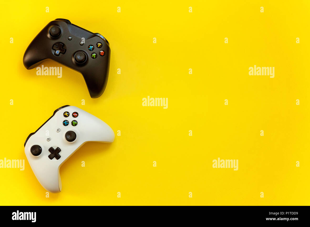 SAINT-Petersburg, Russland - 13. APRIL 2018: Schwarz und Weiß joystick Xbox One s Gamepad, Game Konsole auf gelben Hintergrund. Computer gaming Wettbewerb Stockfoto