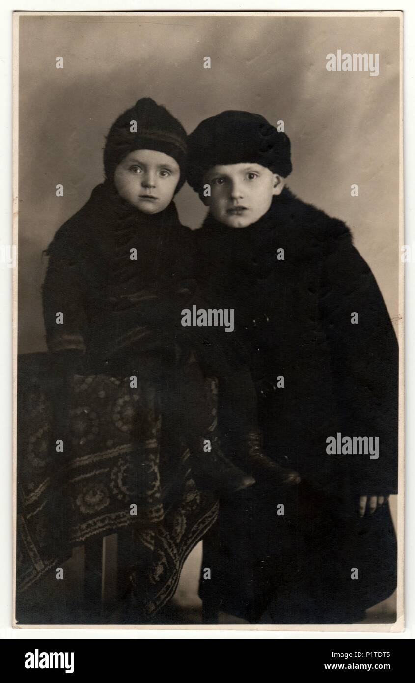 Die tschechoslowakische Republik - Dezember 23, 1922: Vintage Foto zeigt zwei kleine Jungs (2 und 8 Jahre alt). Retro Schwarz/Weiß-Fotografie. Stockfoto