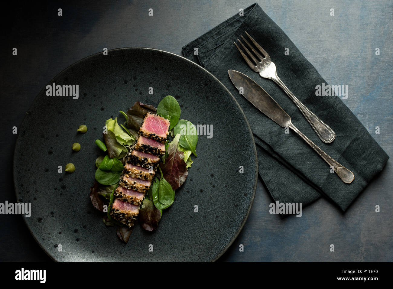 Gegrillter Thunfisch Steak in Scheiben geschnitten Sesam mit Salat und Wasabi Sauce Stockfoto