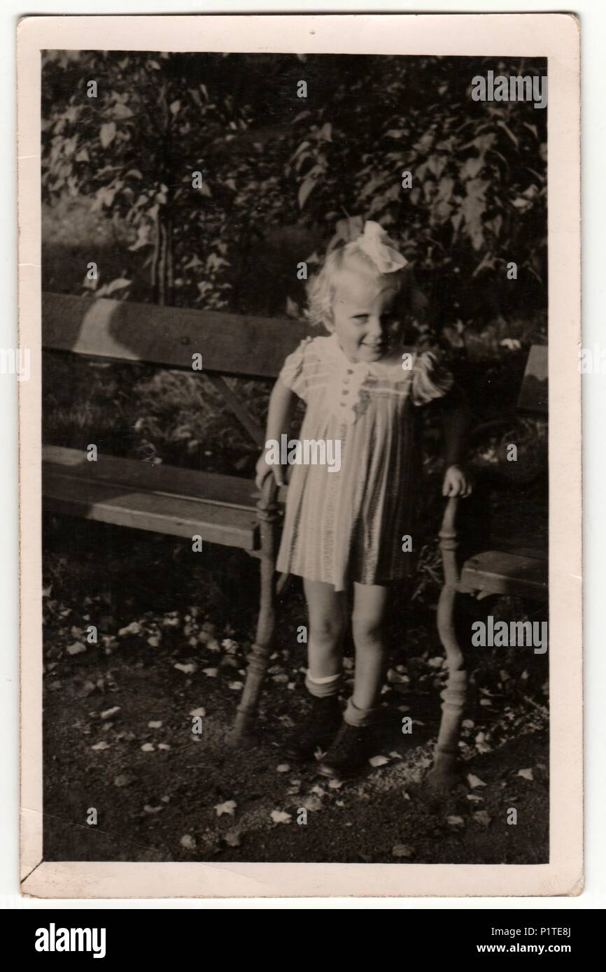 Die tschechoslowakische Republik - September 8, 1940: Vintage Foto zeigt ein kleines Mädchen zwischen Parkbänke. Retro Schwarz/Weiß-Fotografie. Stockfoto