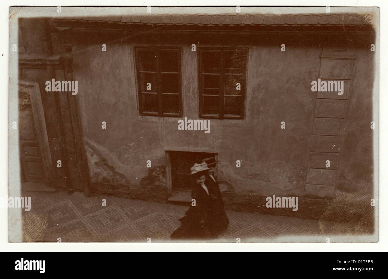 DIE TSCHECHOSLOWAKISCHE REPUBLIK - UM 1930s: Ein Vintage-Foto zeigt, wie die Frau spazieren geht. Original-Schwarz-Weiß-Retro-Fotografie aus dem Fotoalbum. Kein Nachprozess Stockfoto