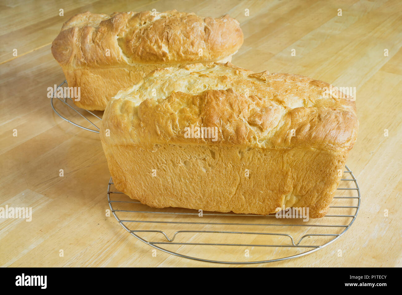 Zwei liebt mit hausgemachtem Brot Kühlung von Racks. Stockfoto