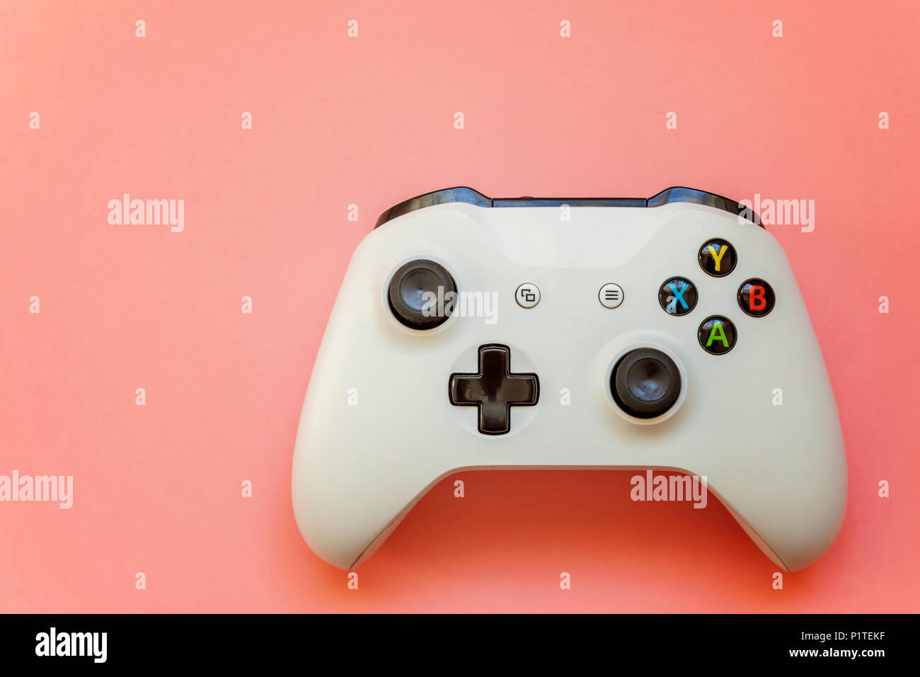 SAINT-Petersburg, Russland - 13. APRIL 2018: Weiße joystick Xbox One s Gamepad, Game Konsole auf Rosa pastell Hintergrund. Computer gaming Wettbewerb vide Stockfoto