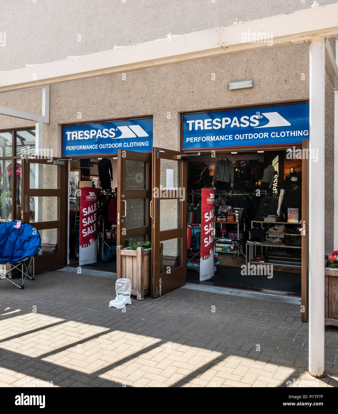 Eingang zum Schuldopfer Performance Outdoor Bekleidung outlet shop in Gretna Gateway Outlet Village, eine Reise Mall' ganz im Süden von Schottland. Stockfoto