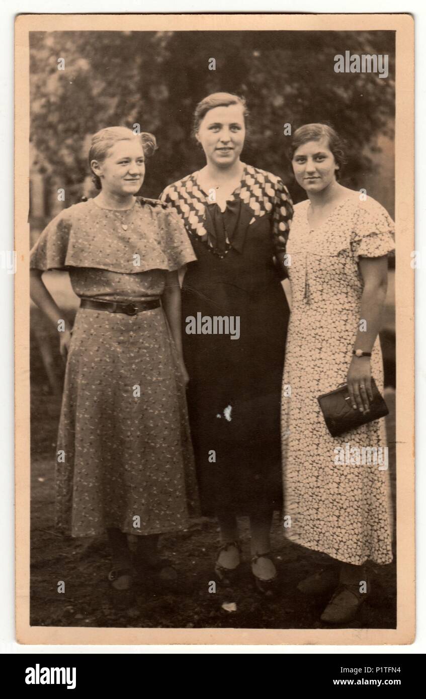Die tschechoslowakische Republik - ca. 1940 s: Vintage Foto zeigt drei reife Frau im Freien dar. Retro Schwarz/Weiß-Fotografie. Stockfoto