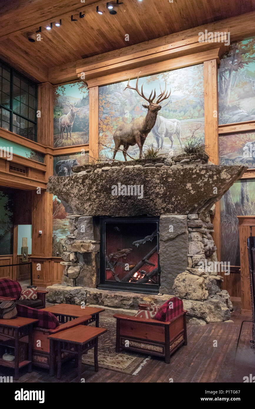 Sitzbereich in Bass Pro Shops 'Big Cypress Lodge und superstore am Memphis Pyramide in Memphis, Tennessee. (USA) Stockfoto