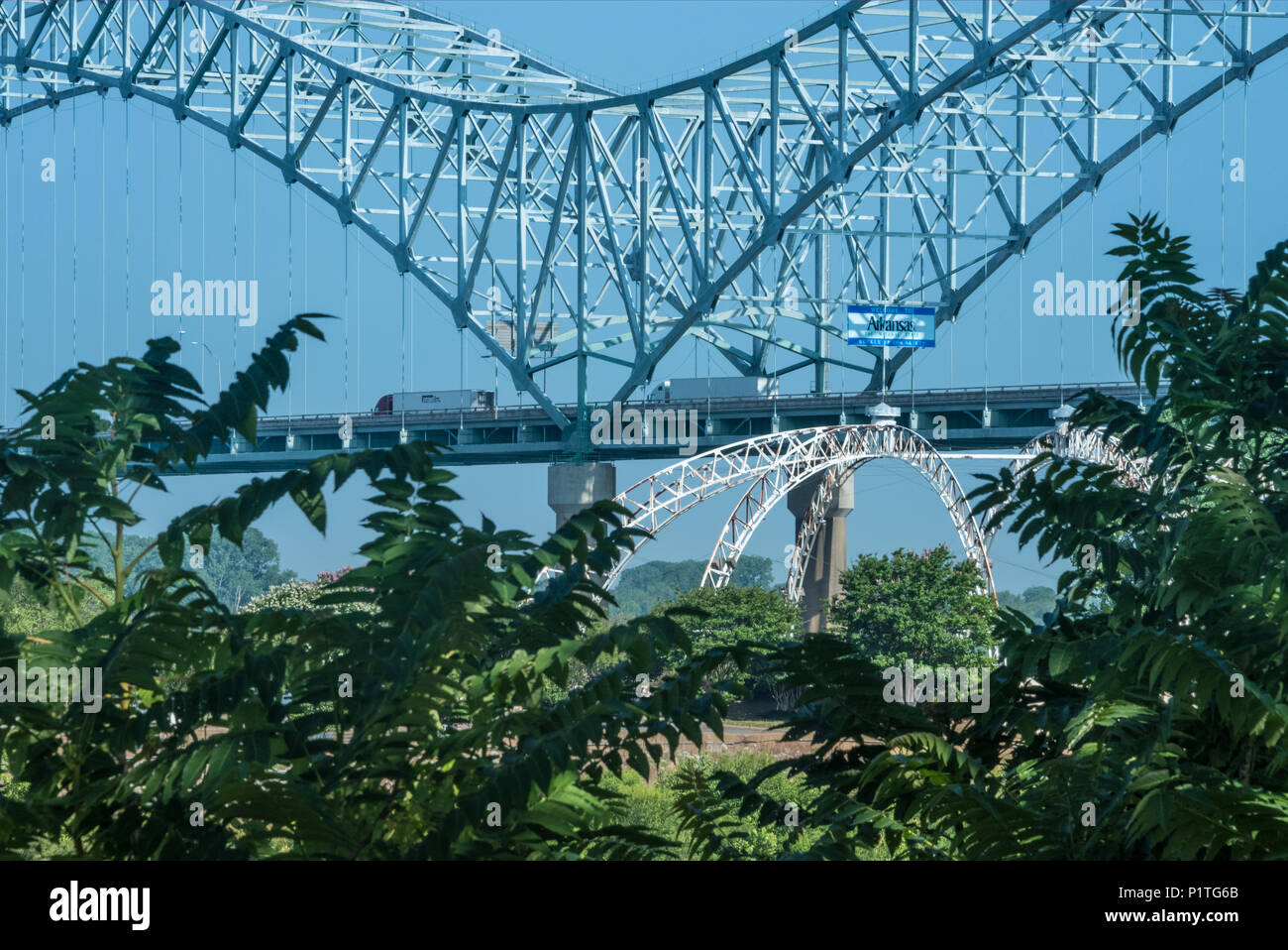 Die Hernando de Soto Bridge ist ein Doppel-arch Brücke über den Mississippi zwischen Memphis, Tennessee und West Memphis, Arkansas. (USA) Stockfoto