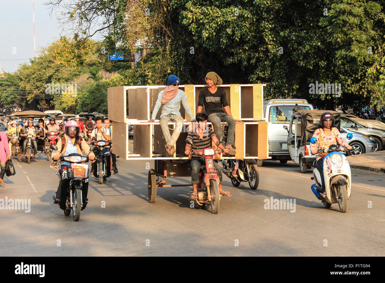 Siem Reap, Kambodscha - Januar 2014: Scooter und Motorrad Verkehr auf Straße in Siem Reap, Kambodscha Stockfoto