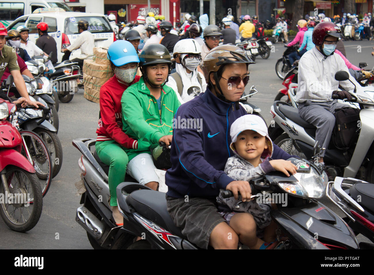 Saigon, Vietnam - Januar 2014: Verkehr Scooter auf überfüllten Straßen mit vielen Motorräder in Saigon bzw. Ho Chi Minh City, Vietnam Stockfoto