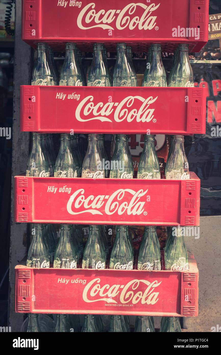Saigon, Vietnam - Januar 2014: Gestapelte Coca Cola Box und leeren Flaschen in Saigon, Vietnam Stockfoto