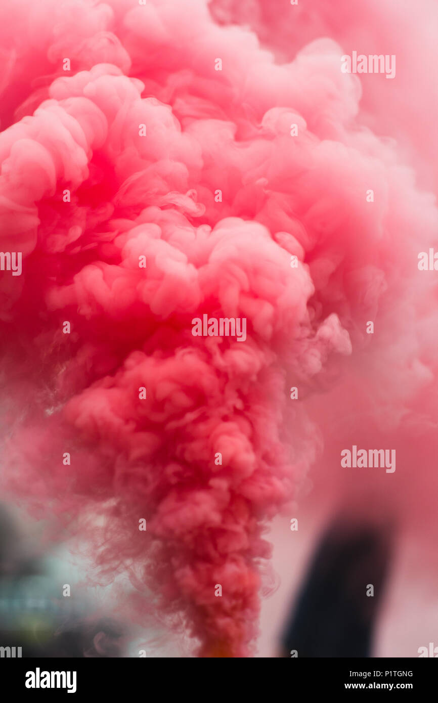 Rot Rosa rauch Wolke von Rauch Bombe Stockfoto