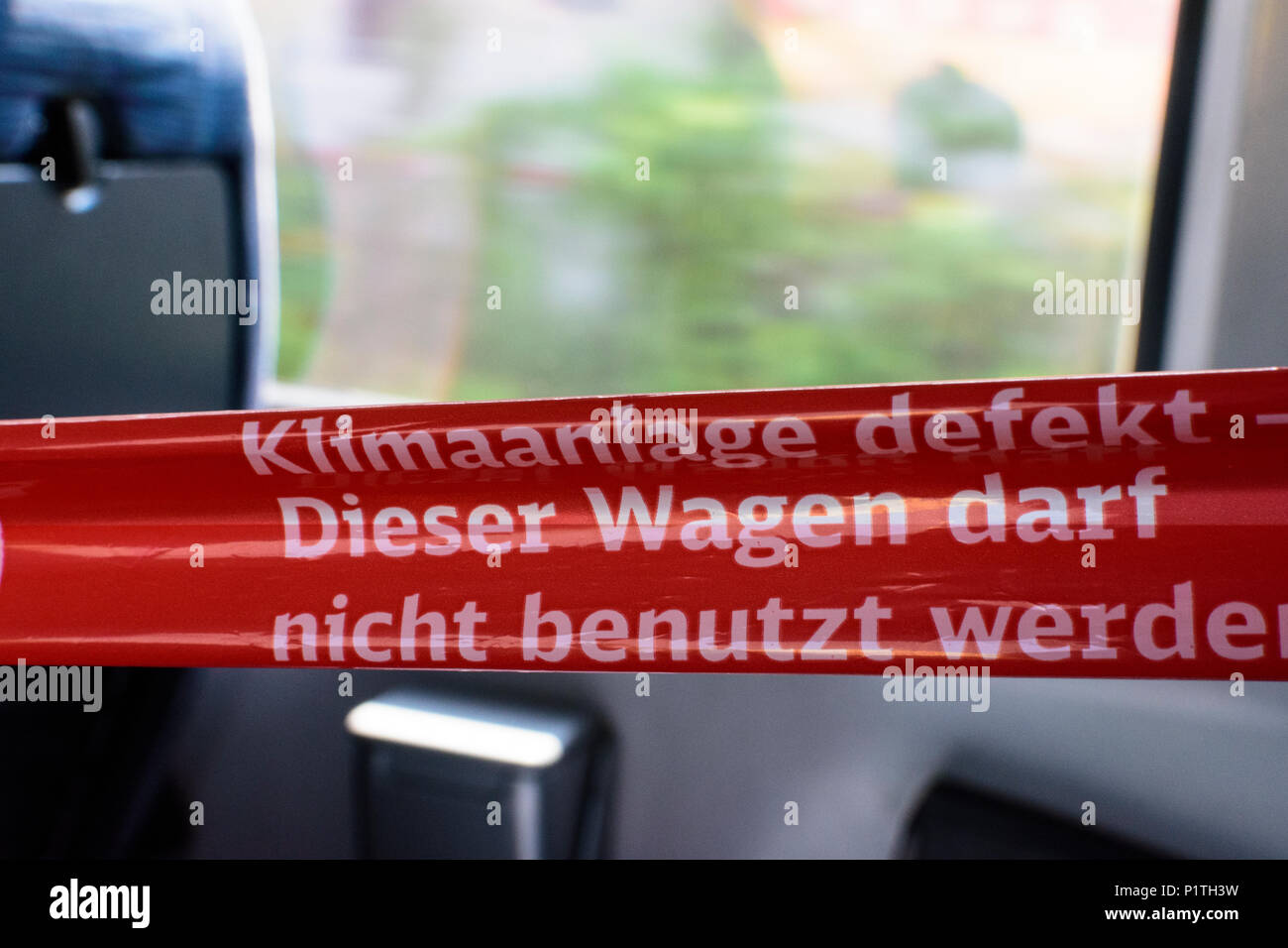 : Schild "Klimananlage defekt' ("mangelhaften Klimaanlage") im IC-Zug auf die Deutsche Bahn (DB) in Deutschland, Stockfoto