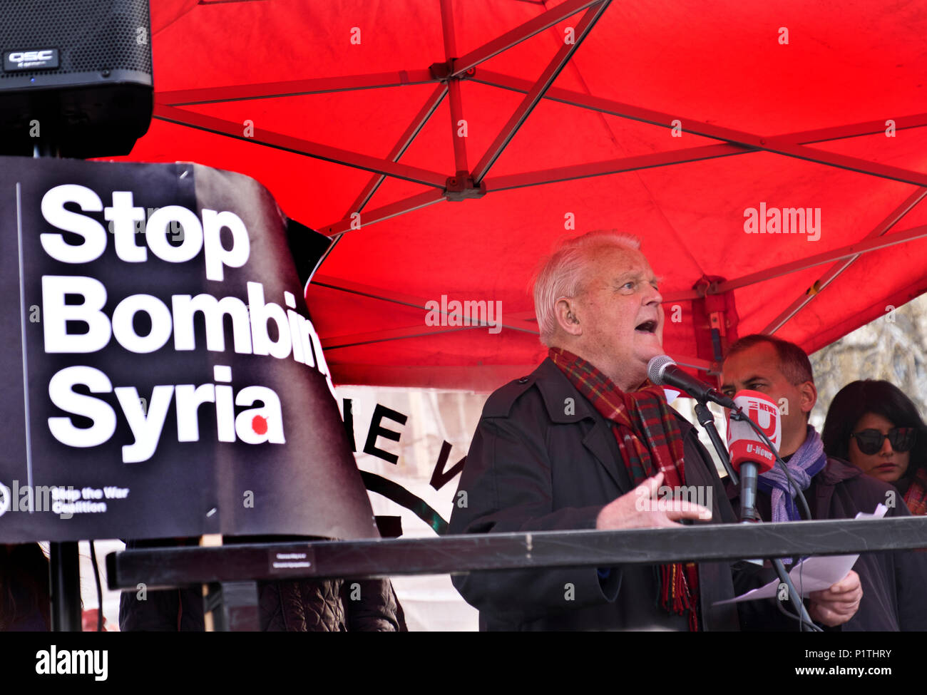 Bruce Kent auf Protest durch die Londoner fragt nach einem Stopp der Bombenangriffe in Syrien 29. April 2018 Stockfoto