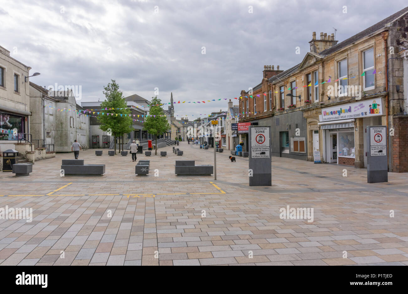 Irvine, Schottland, Großbritannien, 11. Juni 2018: Der Fußgängerzone von Kilwinning Zentrum im Südwesten Schottlands eine von vielen kleinen schottischen Städte Stockfoto