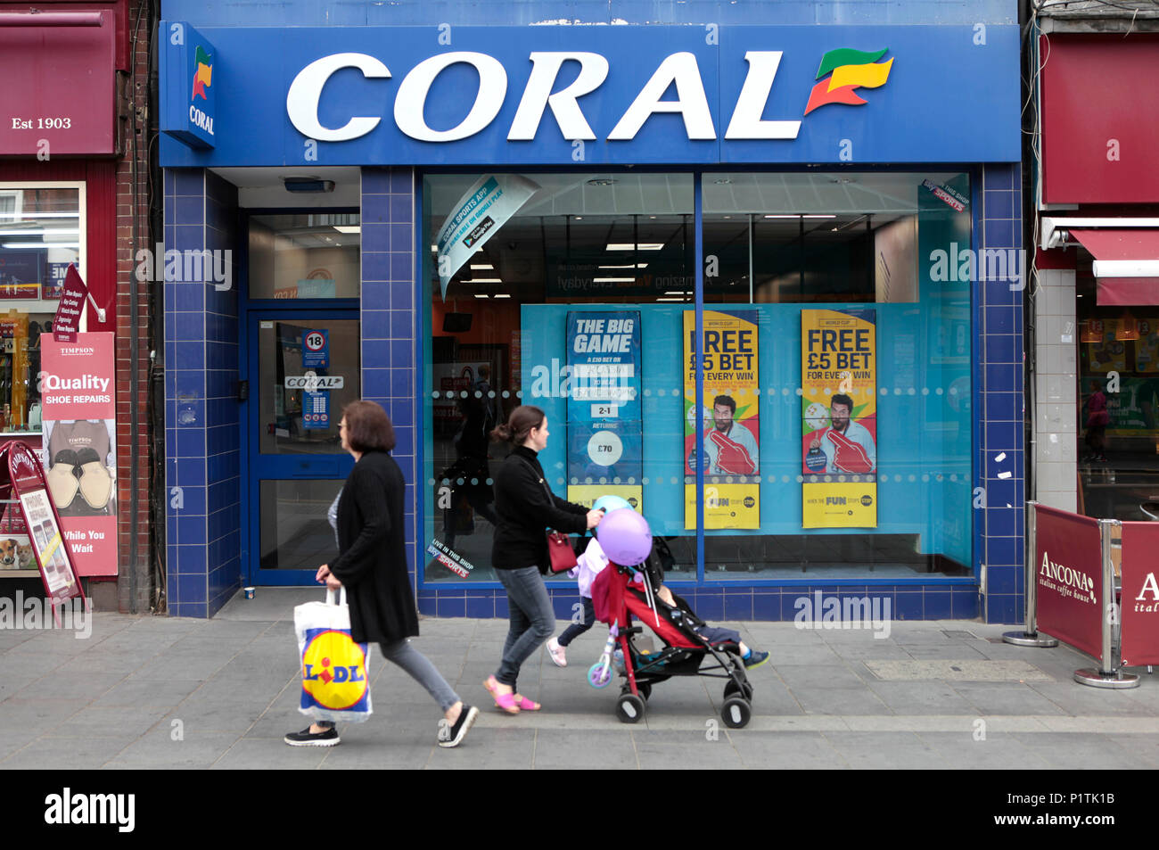 Eine KORALLE WETTBÜRO. Geschäfte und Menschen einkaufen in Harrow, Middlesex, London, UK Stockfoto
