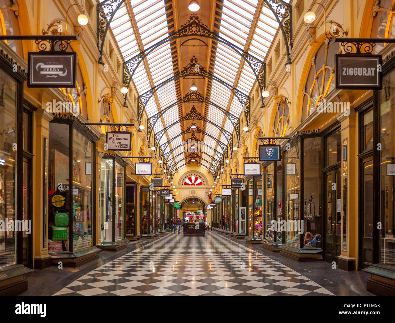 Innenraum der Royal Arcade - einem historischen Einkaufspassage im zentralen Geschäftsviertel von Melbourne. VIC Australien. Stockfoto