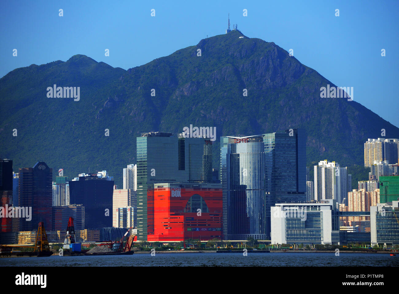 Moderne Gebäude und das Mega Box Einkaufszentrum von Kowloon Bay, Hong Kong. Stockfoto