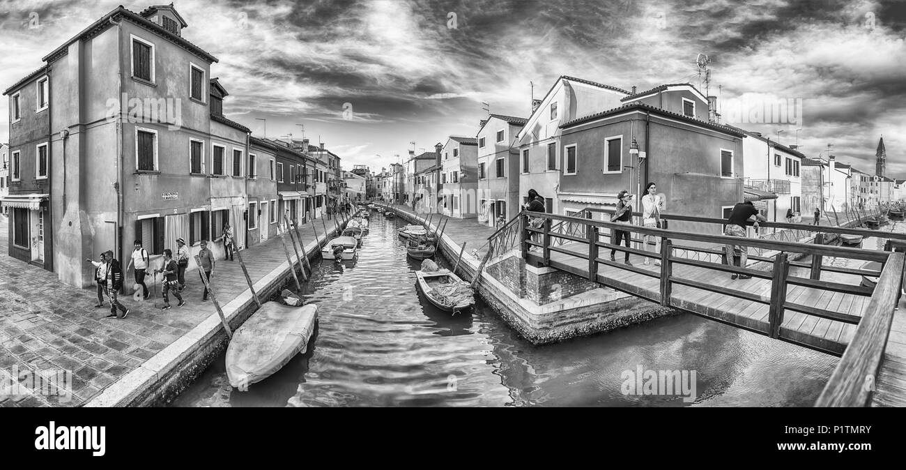 Venedig, Italien - 30. April: Panoramablick auf die malerischen Häuser auf dem Kanal in Burano, Venedig, Italien, 30. April 2018 Stockfoto