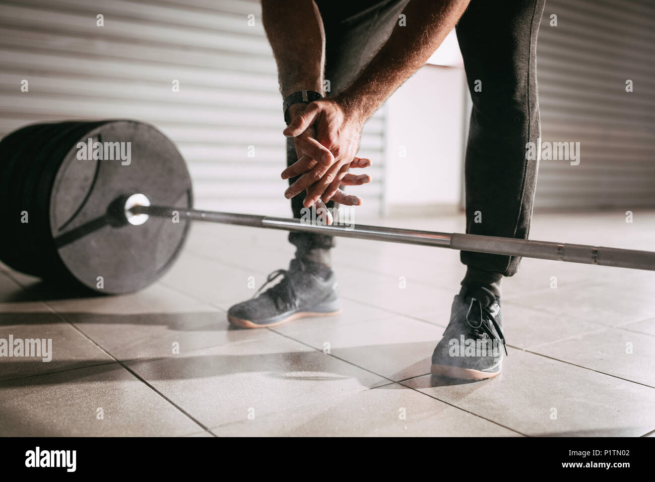 Nahaufnahmen der Hände eines starken Mannes fertig zu Gewichtheben in der garage Gym. Stockfoto