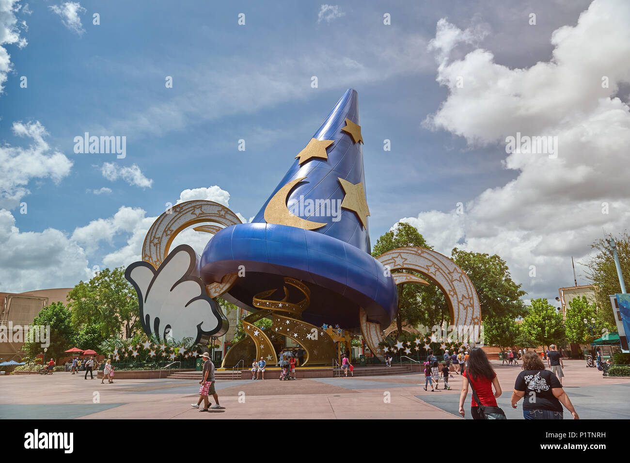 New York, USA - 30. August 2018: Große Mickey Maus Hut im Disney Park an einem sonnigen Tag Stockfoto