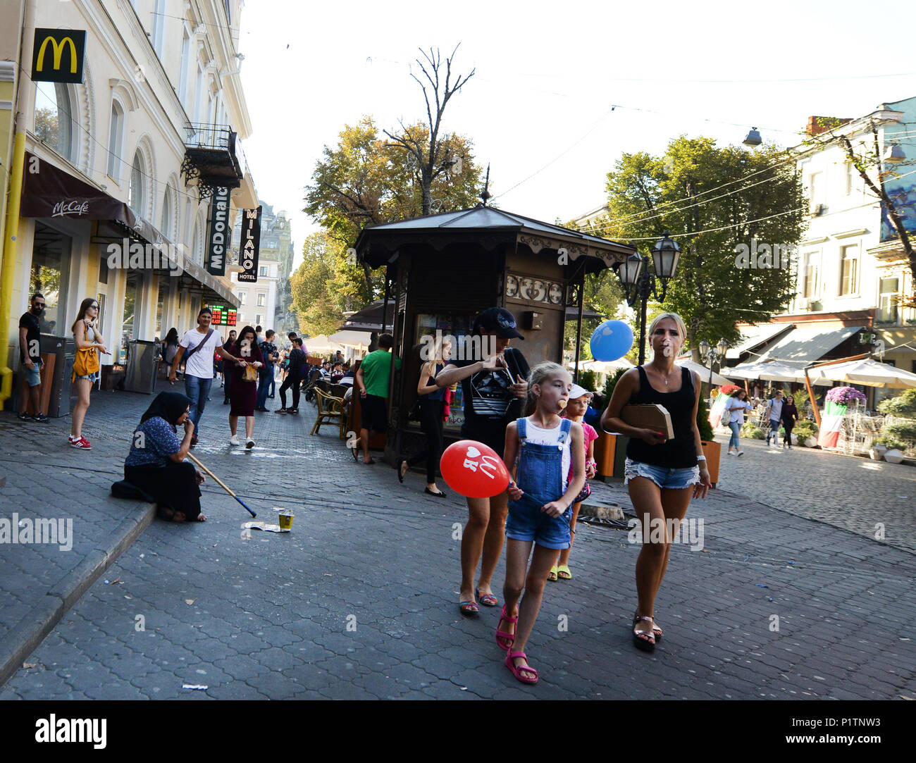 Derybasivska Straße ist eine Fußgängerzone in Odessa. Viele beliebte Cafés und Restaurants befinden sich entlang dieses farbenfrohe Straße. Stockfoto