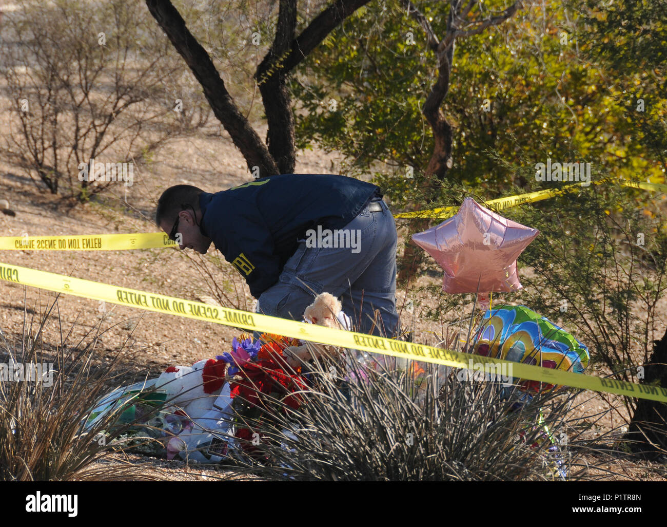FBI-Agenten durchführen, um einen anderen Spurensuche im Einkaufszentrum im Ina und Oracle Straßen in Tucson, Arizona, USA, wo Kongressabgeordnete, Gabrielle Stockfoto
