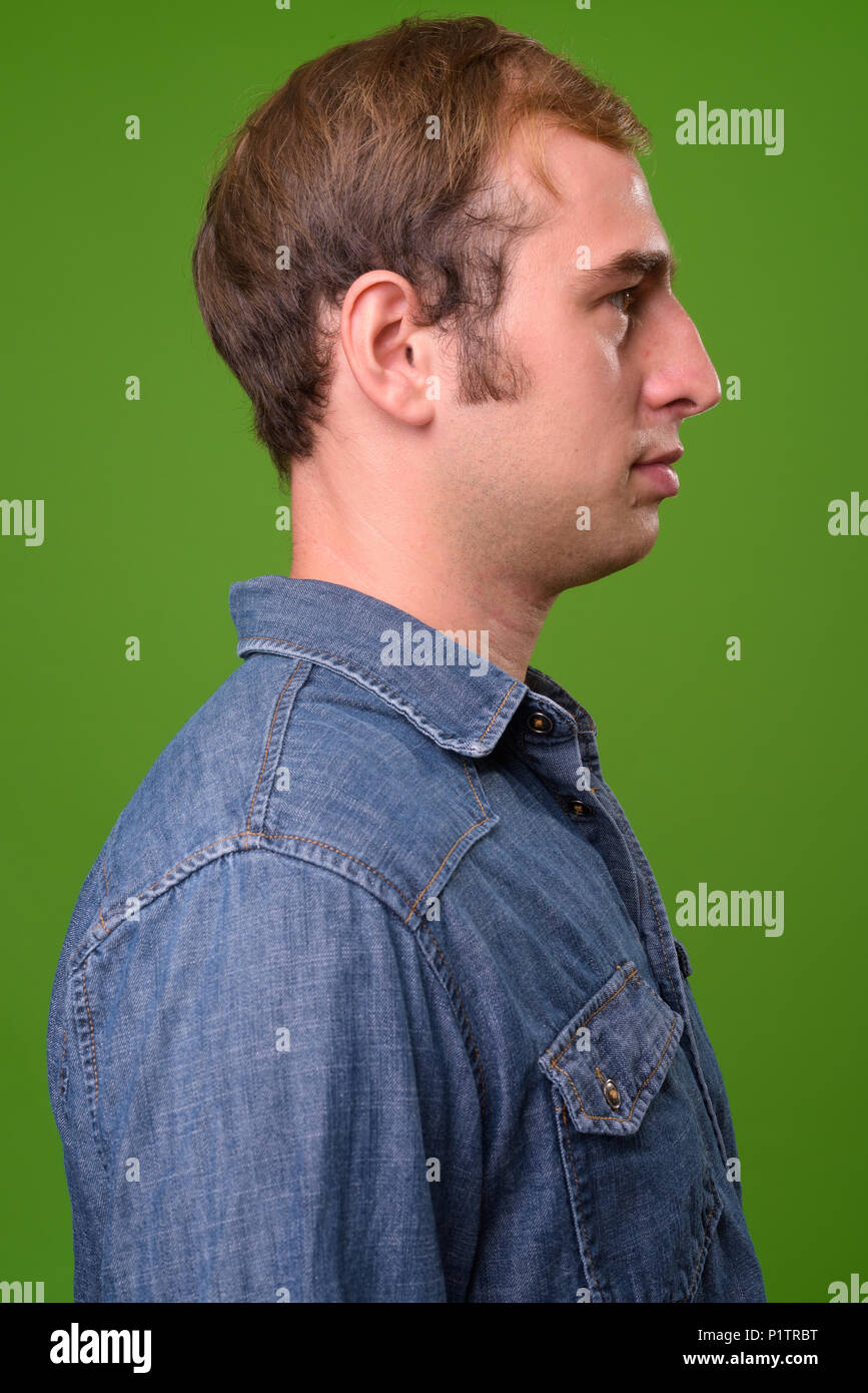 Junge Menschen gegen den grünen Hintergrund Stockfoto