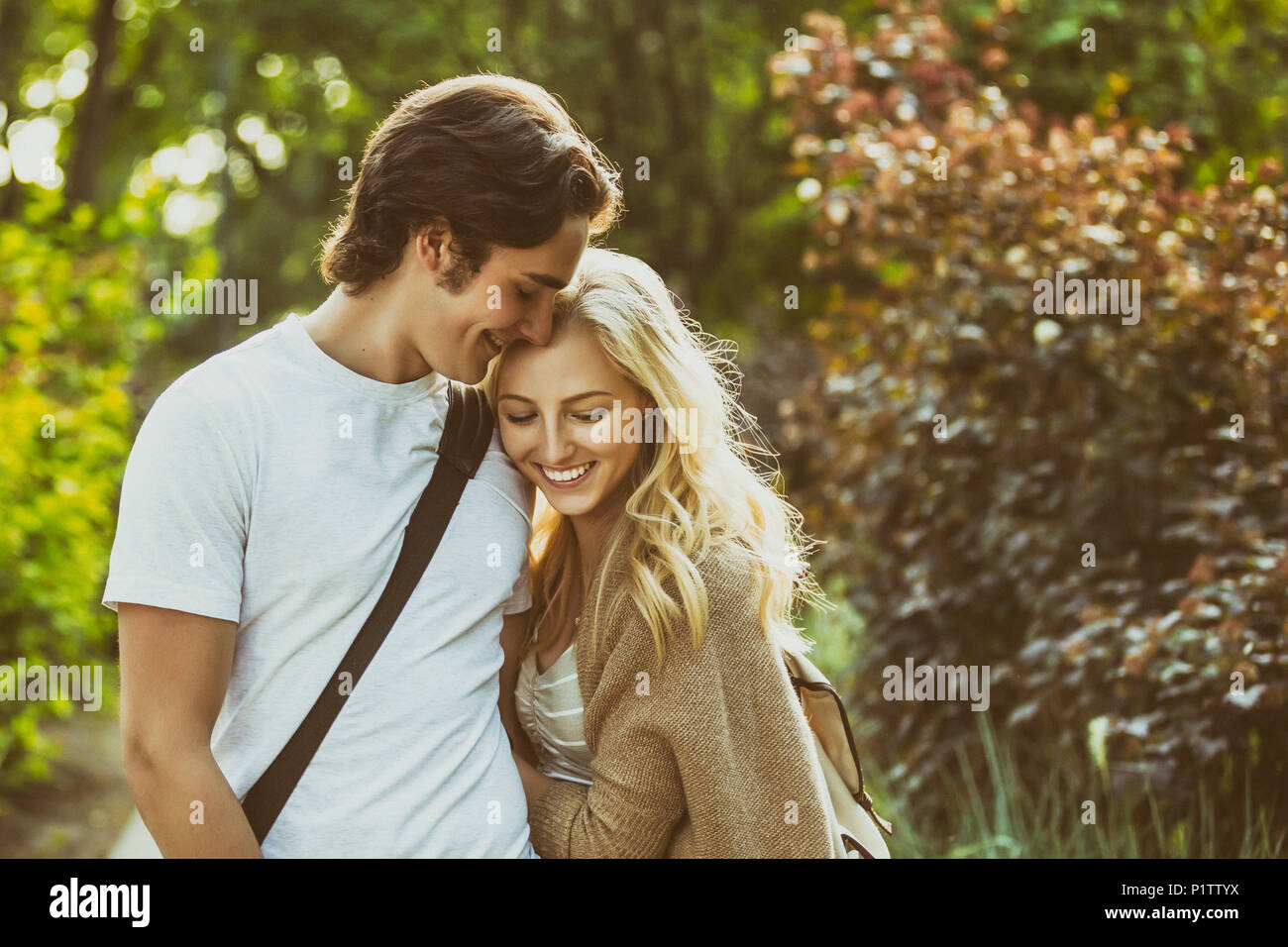 Ein junges Paar Aktien einen romantischen Moment gemeinsam auf dem Campus der Universität; Edmonton, Alberta, Kanada Stockfoto