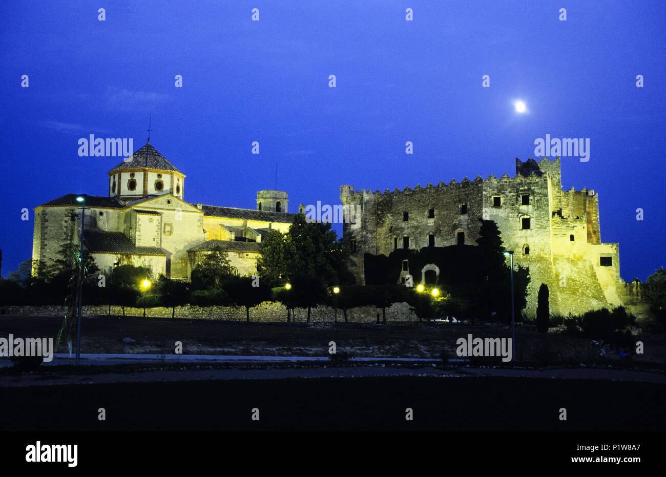 Tarragonès: Altafulla; Kirche und mittelalterlichen Burg; Mond Nacht. Stockfoto