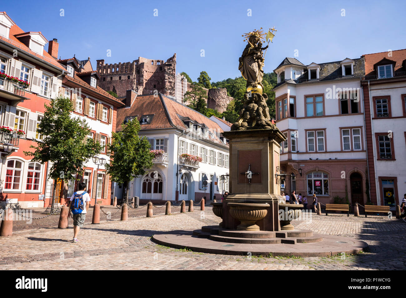 Heidelberg, Deutschland. Die Madonna Statue in Kornmarkt bei Tageslicht, mit Schloss Heidelberg (Heidelberger Schloss) im Hintergrund Stockfoto