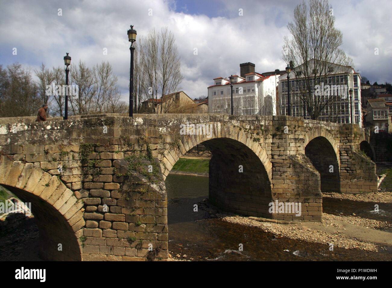 Monforte de Lemos; puente Romano/románico sobre el Río Cabe + Torre del Homenaje en alto Monte San Vicente. Stockfoto