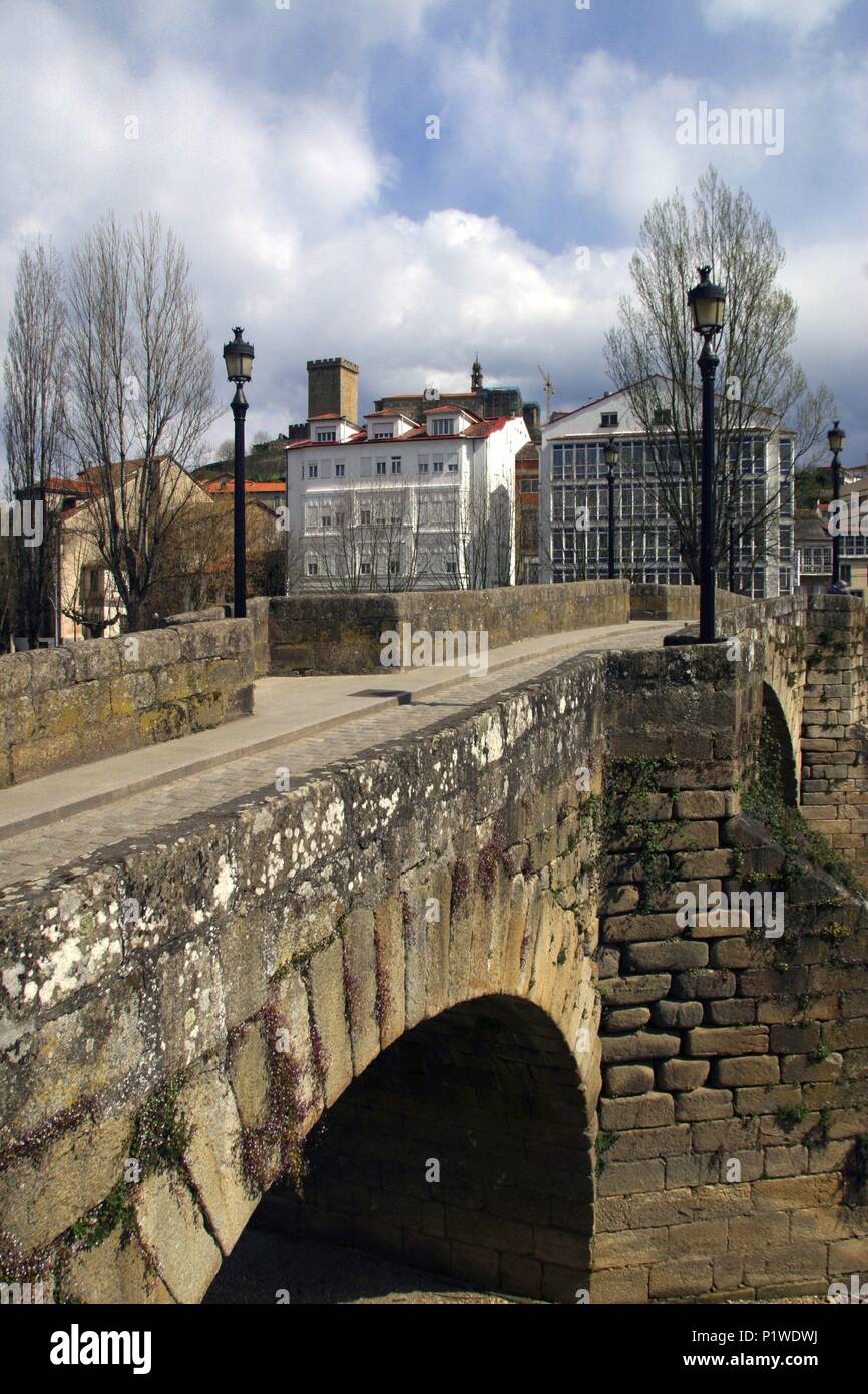 Monforte de Lemos; puente Romano/románico sobre el Río Cabe + Torre del Homenaje en alto Monte San Vicente. Stockfoto