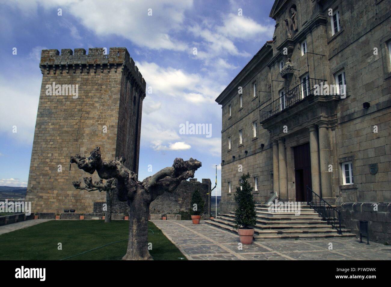 Monforte de Lemos; Torre del Homenaje y Parador Nacional de Turismo (Hotel/Monasterio Benedictino) de Monte San Vicente. Stockfoto