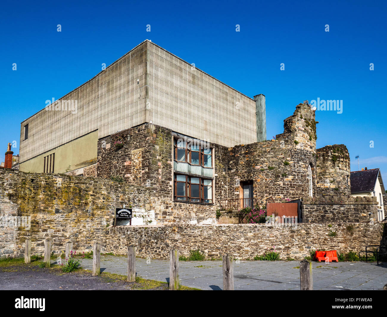 Conwy, Bibliothek, ein Gebäude im Stil der brutalist Nebenstelle in das mittelalterliche Schloss Conwy und Stadtmauer gebaut Stockfoto