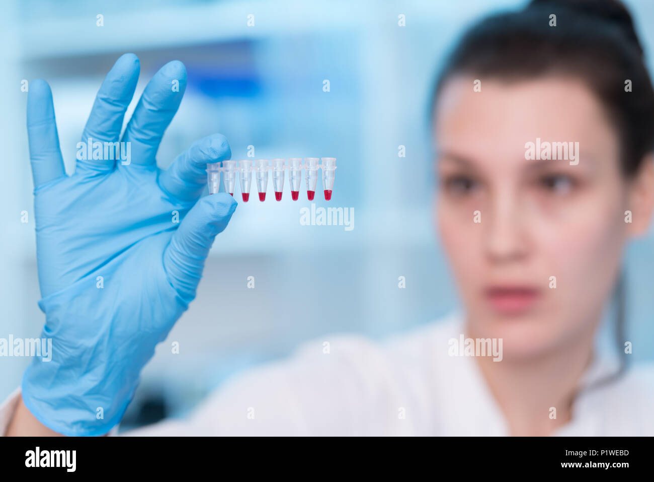 Junge Frau mit der genetischen Forschung im Labor Forschung von Krebserkrankungen Stockfoto