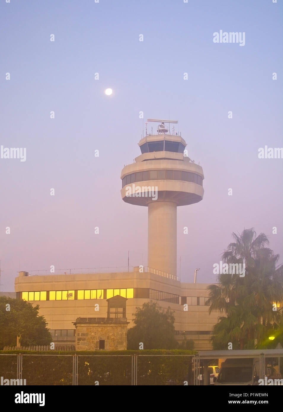 PALMA DE MALLORCA, SPANIEN - Juni 1, 2018: Air Traffic Control Tower und in der Nähe von Vollmond am Flughafen Palma an einem sonnigen Tag und am 1. Juni20108 in Palma de Mal Stockfoto