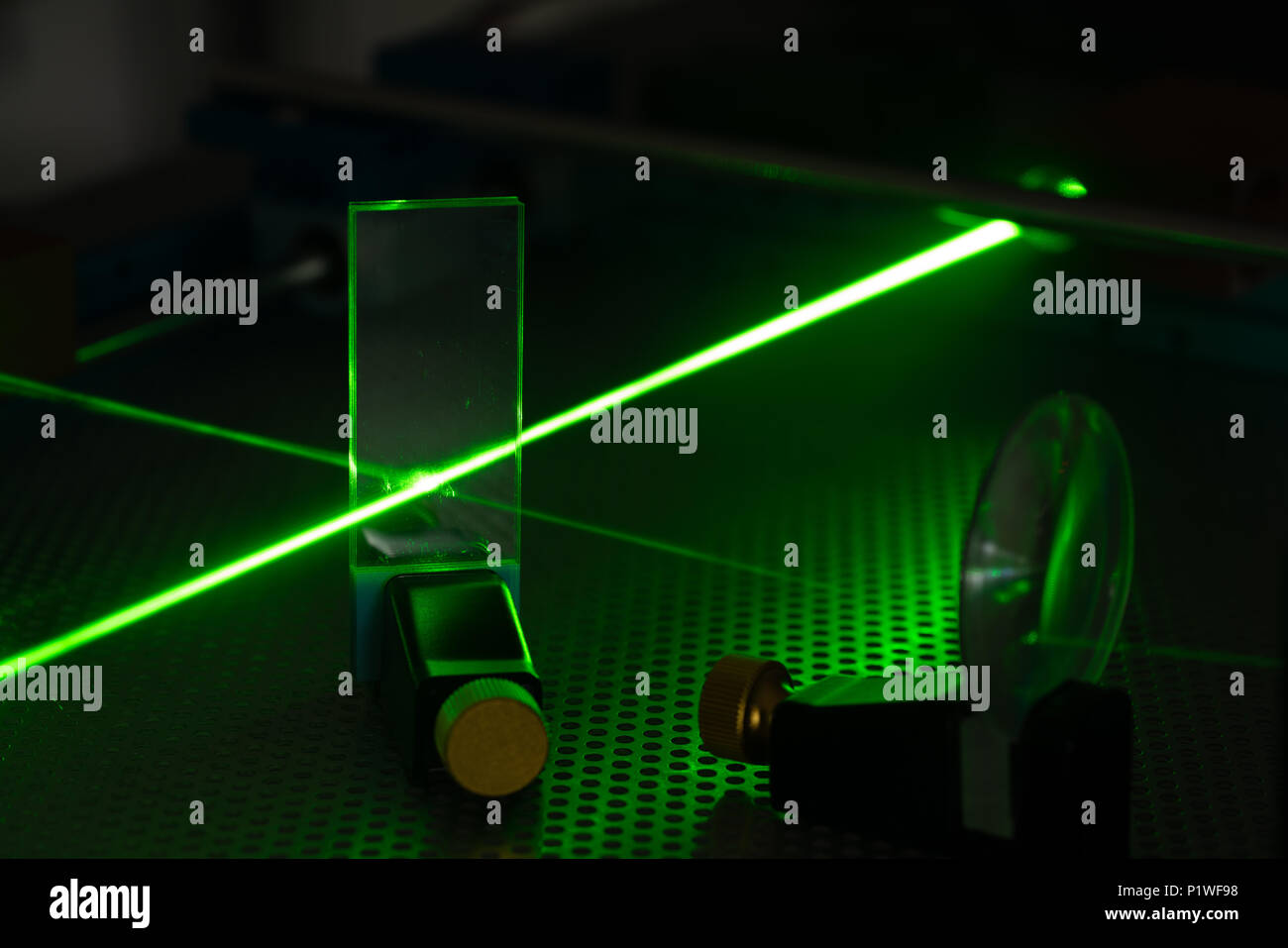 Experiment in photonischen Labor mit Laser Stockfoto