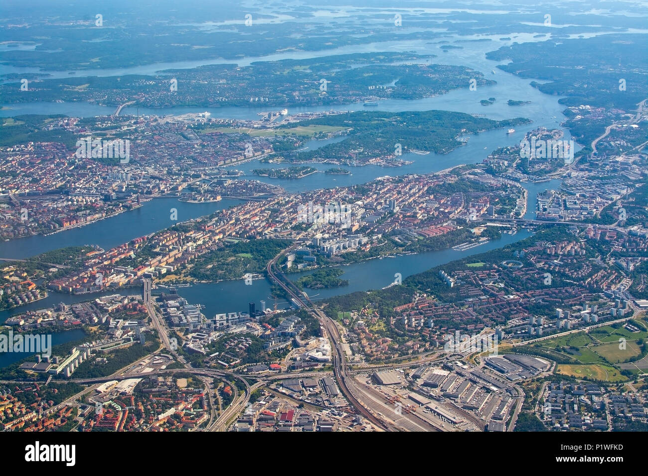 STOCKHOLM, Schweden - 1. JUNI 2018: Luftaufnahme über Stockholm, Sodermalm, Altstadt Insel Djurgarden, während an Bord den Flughafen Arlanda an einem sonnigen Stockfoto