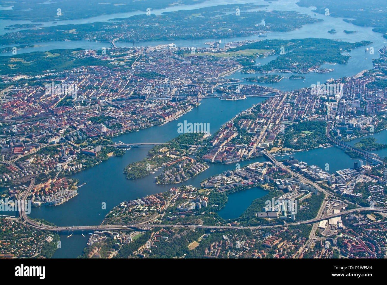 STOCKHOLM, Schweden - 1. JUNI 2018: Luftaufnahme über Stockholm, Sodermalm, Altstadt Insel Essingeleden und Djurgarden, während Inflight zum Flughafen Arlanda Airpor Stockfoto